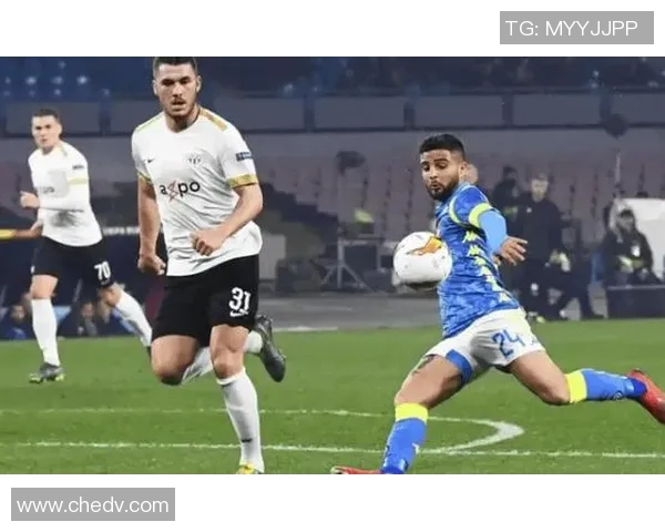 友谊赛精彩对决那不勒斯与多特蒙德战成平局争议判罚引发热议