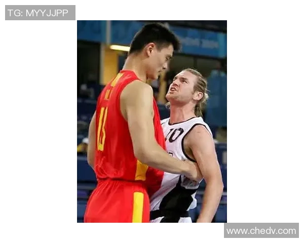 姚明在比赛中被对手拉开空间展现出惊人反应速度与技术的精彩瞬间