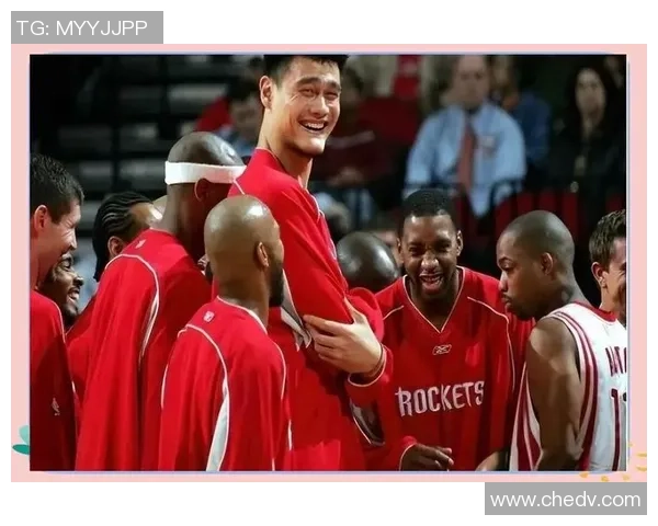 姚明在雅典赛场的怒吼背后展现了中国篮球的坚韧与不屈精神