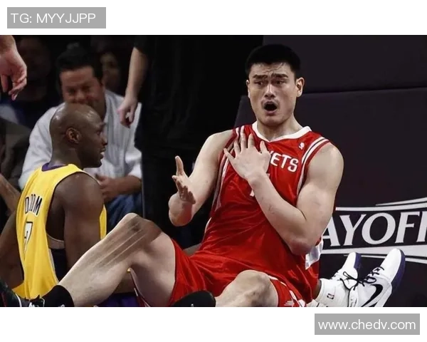 姚明现场镜头展现篮球巨星风采引发观众热烈反响与回忆