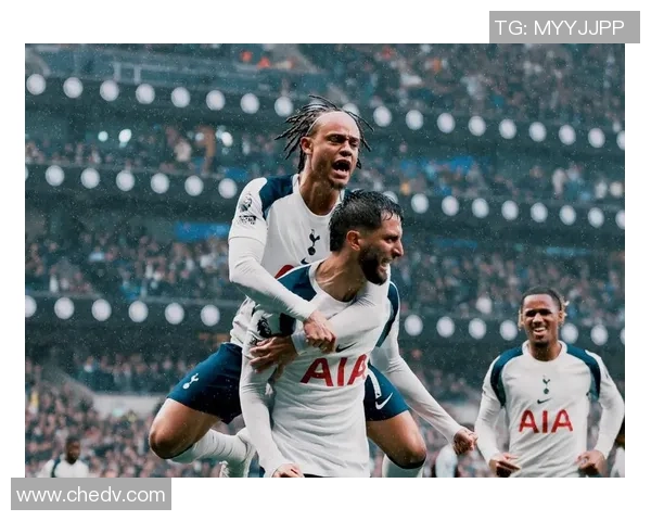 欧冠热刺逆转曼联红牌争议引发全场热议与转会传闻涌现